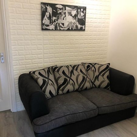 Double Room With Private Bathroom In A 2-Bedrooms House London Kültér fotó