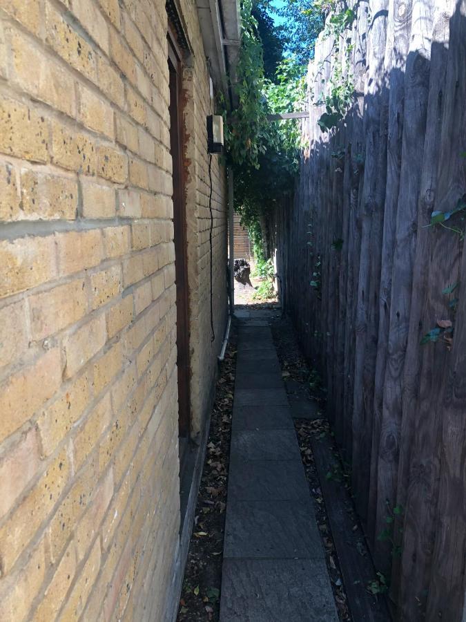 Double Room With Private Bathroom In A 2-Bedrooms House London Kültér fotó