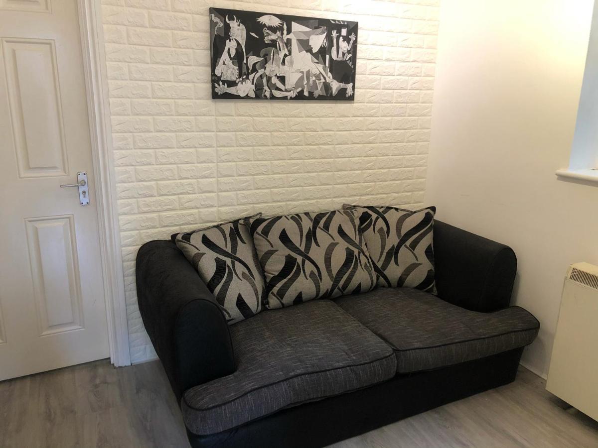 Double Room With Private Bathroom In A 2-Bedrooms House London Kültér fotó