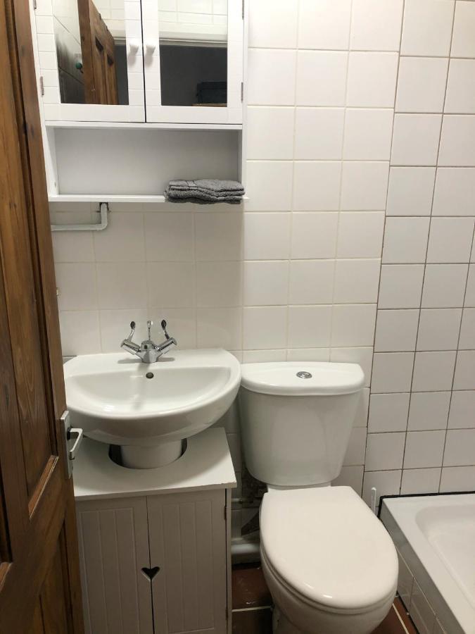 Double Room With Private Bathroom In A 2-Bedrooms House London Kültér fotó