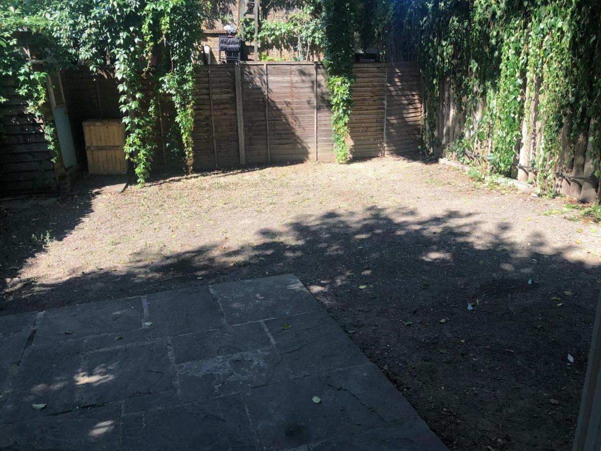 Double Room With Private Bathroom In A 2-Bedrooms House London Kültér fotó